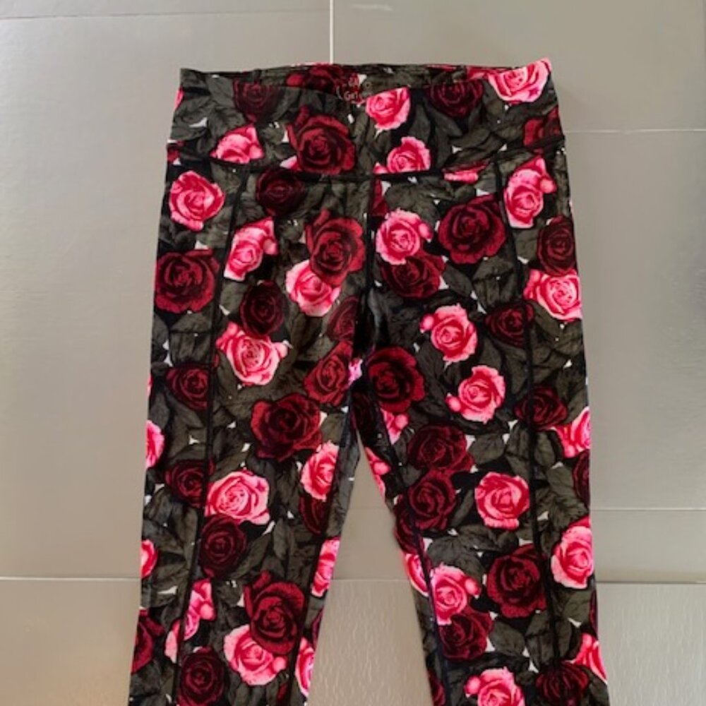 Betsey Johnson Performance Capri Workout Leggings Floral (Roses) Medium